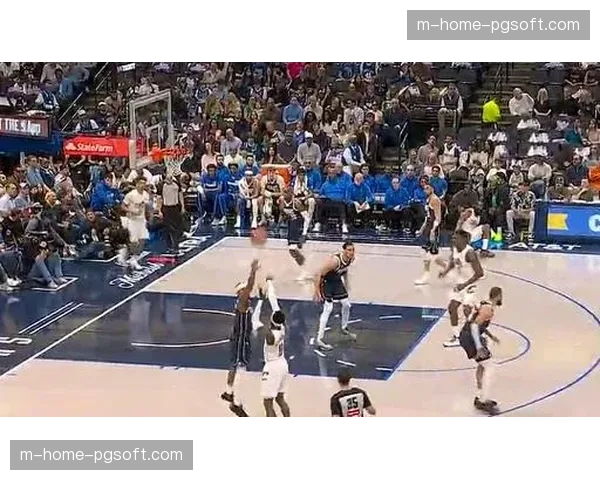 施罗德突破分球效果显著 骑士第二阵容进攻更流畅